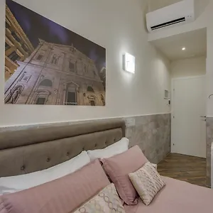 https://navona-charme-suite.it-romehotels.com